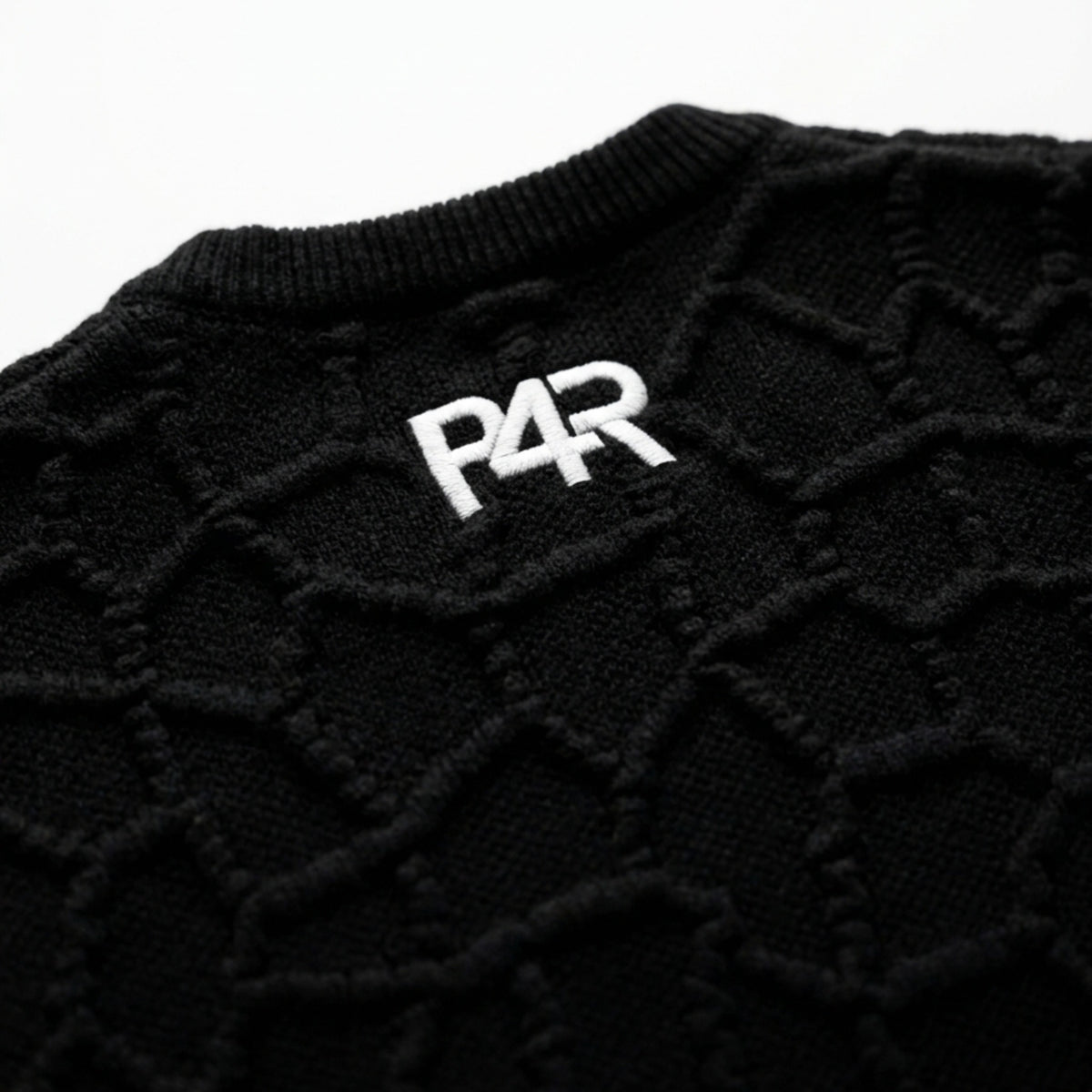 P4R Spider Knit Black – nærmynd af P4R-lógói og mynstri